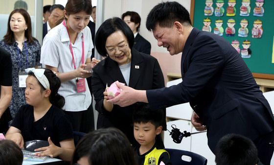 방학중 초등돌봄 교육현장 찾은 한성숙 총리