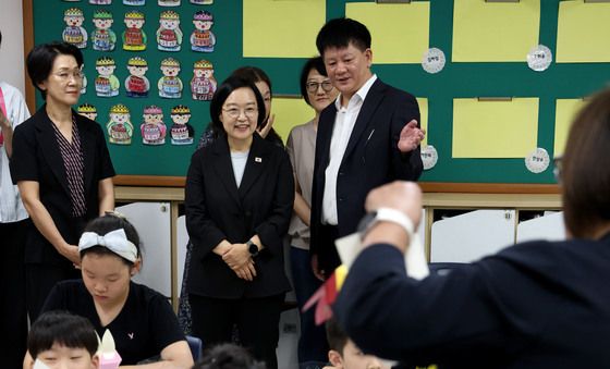 한성숙 총리, 방학중 초등돌봄 교육현장 방문
