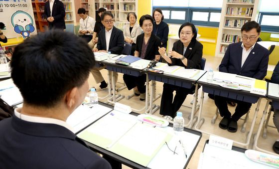 방학중 초등돌봄 교육현장 찾은 한성숙 총리