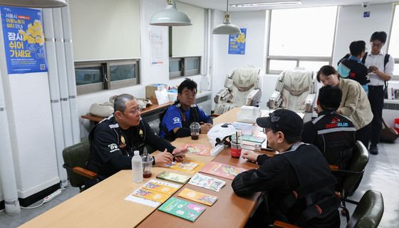 폭염 대응 이동노동자 쉼터에서 휴식 취하는 라이더들