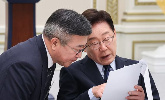 대화하는 이재명 대통령·윤호중 장관
