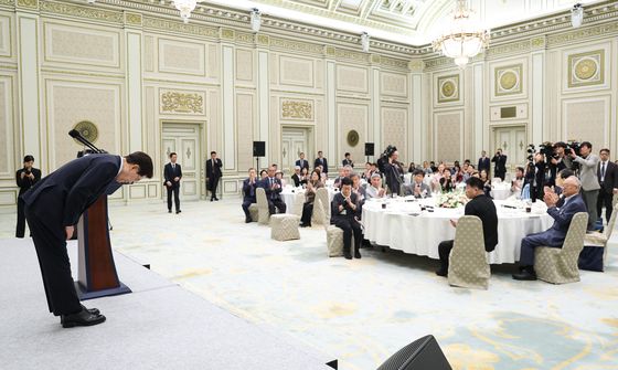인사하는 이재명 대통령