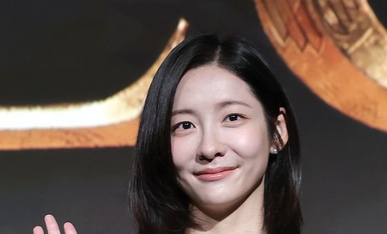 박지현, 여신 미소