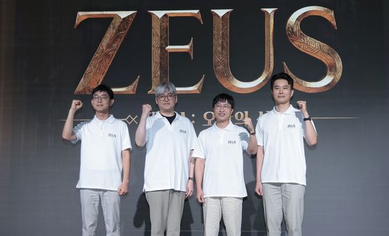 기념 촬영하는 '제우스' 주역들