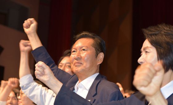 팔 흔드는 정청래