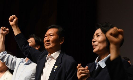 연호에 맞춰 팔 흔드는 정청래
