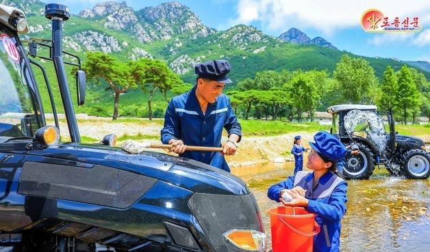 농기계 관리하는 北 룡연군 농촌기계화초병들
