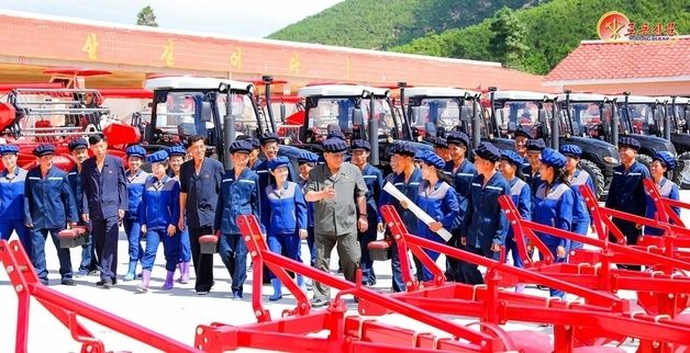 농기계 앞에 선 北 룡연군 '농촌기계화초병'들