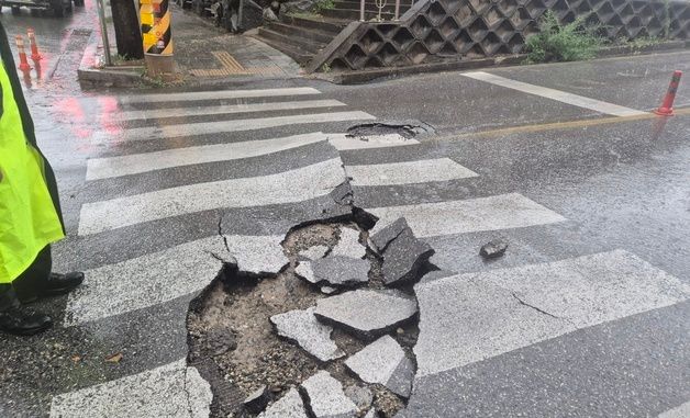 동해시 천곡동 아파트 앞 도로 파손…집중호우 여파