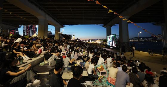 여름밤 피서는 다리 밑 영화관에서