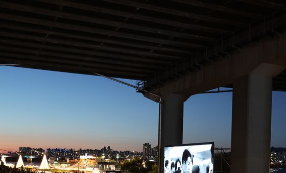 시원한 다리 밑으로 몰린 시민들