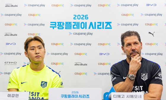 기자회견 하는 이강인과 시메오네 AT마드리드 감독