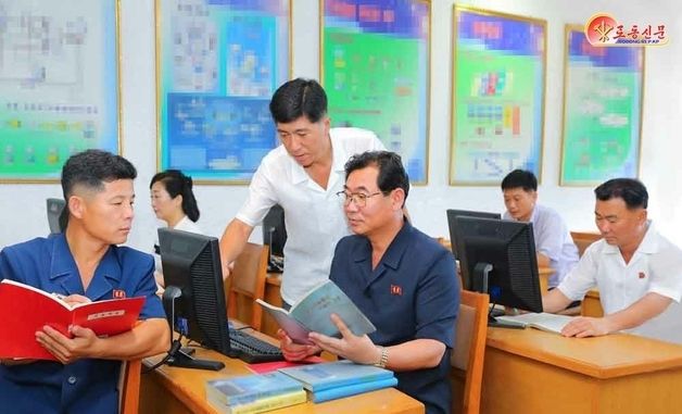 과학기술 학습하는 북한 체신관리국 간부들