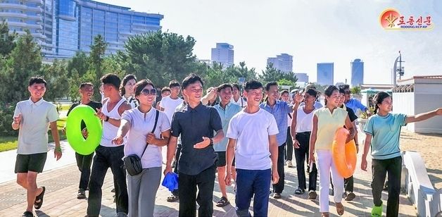 원산갈마해안관광지구 찾은 북한 노동자들