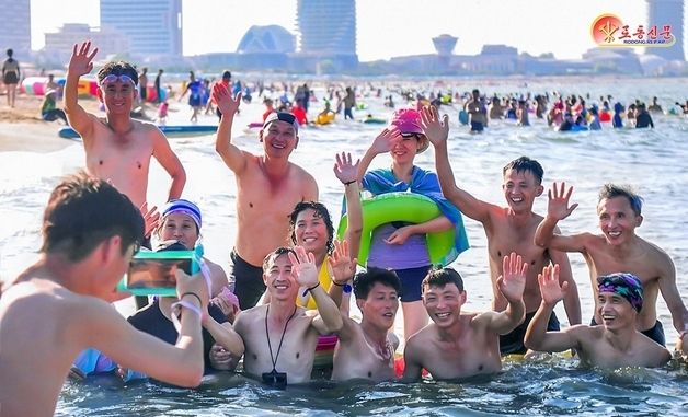 원산갈마서 휴식 즐기는 북한 노동자들