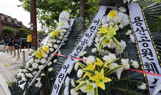 '공원을 지켜라'…근조화환 뒤덮은 용산어린이정원
