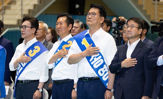국민의례하는 한병도 직무대행과 민주당 당권주자들