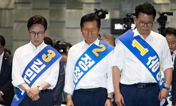 묵념하는 김민석·정청래·송영길