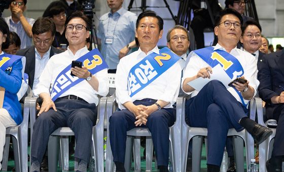 어색한 민주당 당권주자 후보들