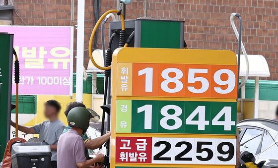 휘발유·경유 1,800원대…12주 연속 하락