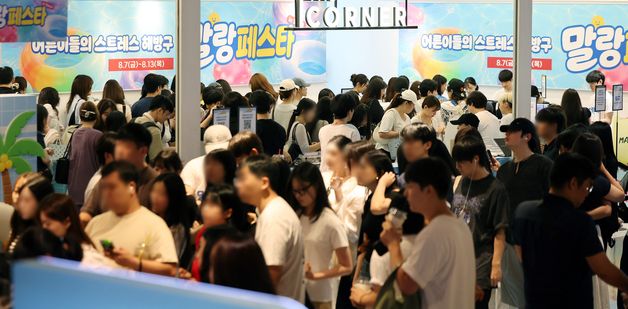 '무더위 피해 쇼핑몰로'