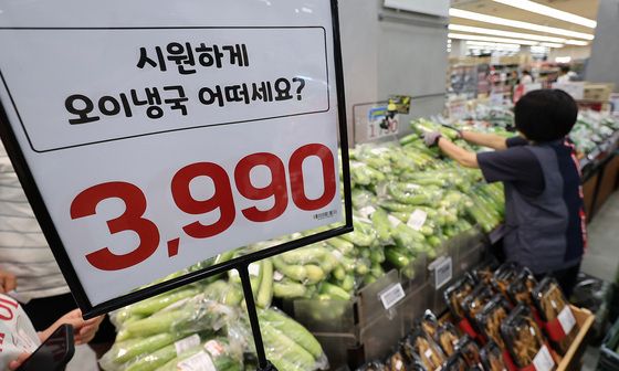 폭염이 앗아간 냉면 위 오이…밥상물가 '빨간불'