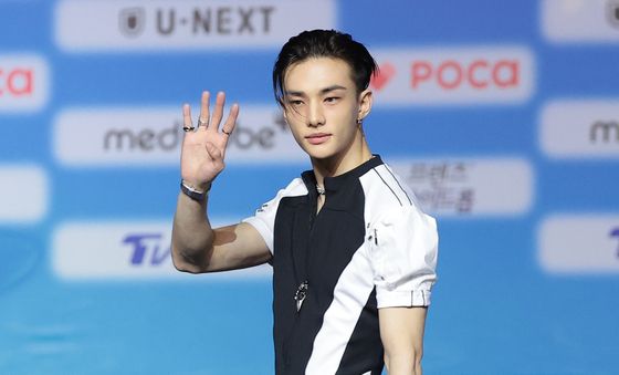 현진, 시크한 손 인사