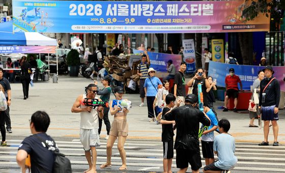 물총놀이 즐기는 시민들