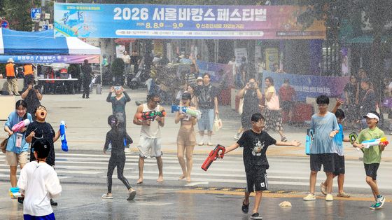 시원한 물맞으며 즐기는 '물총놀이'