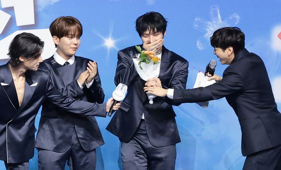 민기 생일 축하하는 유재필