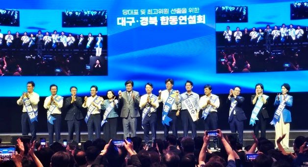 TK 당원에게 인사하는 민주당 지도부 후보