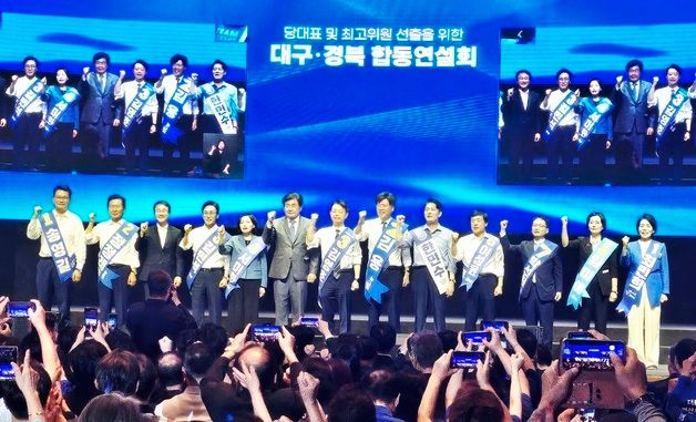 TK 당원에게 인사하는 민주당 지도부 후보