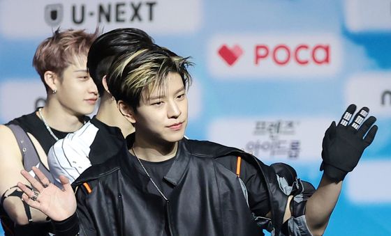 승민, 다정한 손 인사