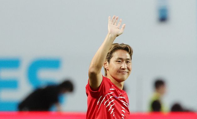 이강인, 팬들 향해 환한 미소