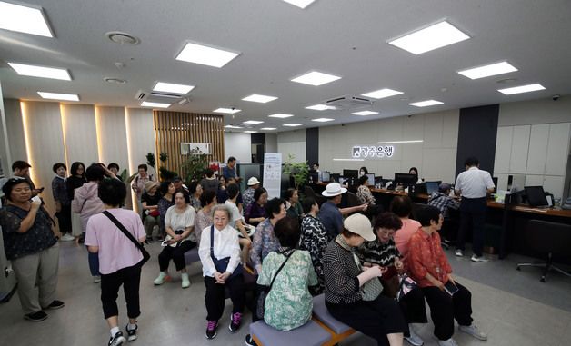 지역화폐 충전하러 온 시민들