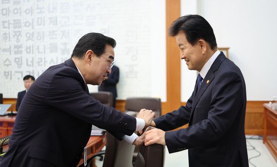 대화하는 박홍근·정동영 장관