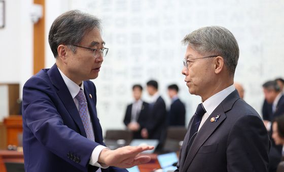 민형배 전남광주통합특별시장과 대화하는 조현 외교장관