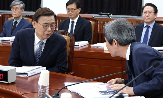 대화하는 이종석 국정원장