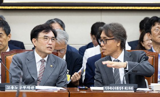 대화 나누는 금한승·권창준 차관