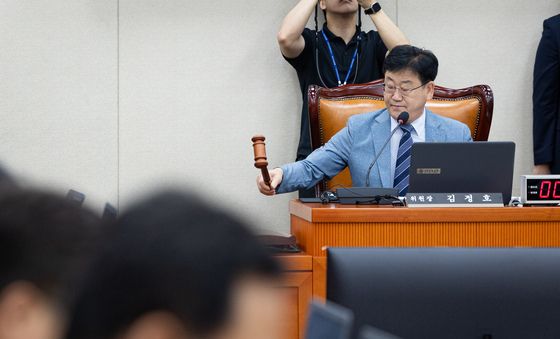 의사봉 두드리는 김정호 국회 기후에너지환경노동위원장