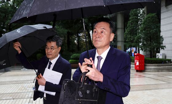 김명수 전 합참의장, 첫 공판 향하는 발걸음