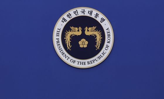 자료 보는 이재명 대통령