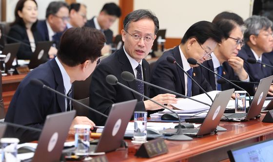 이형일 재경부 차관과 대화하는 이재명 대통령