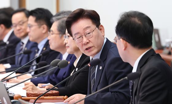 이형일 차관과 대화하는 이재명 대통령