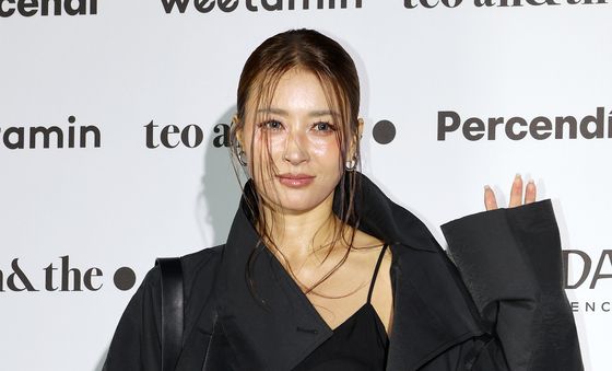 황보, 수줍은 손인사