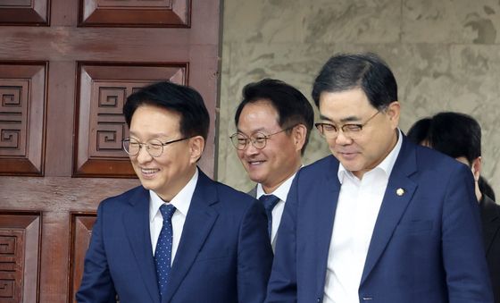 회의 참석하는 더불어민주당 정책위원회