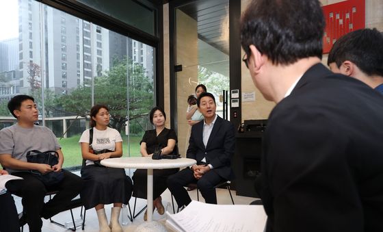 미리내집 찾아 신혼부부들과 간담회하는 오세훈 시장