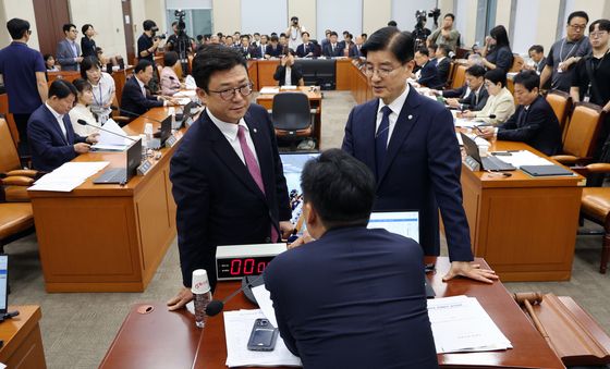 행안위원장과 대화 나누는 與野 간사