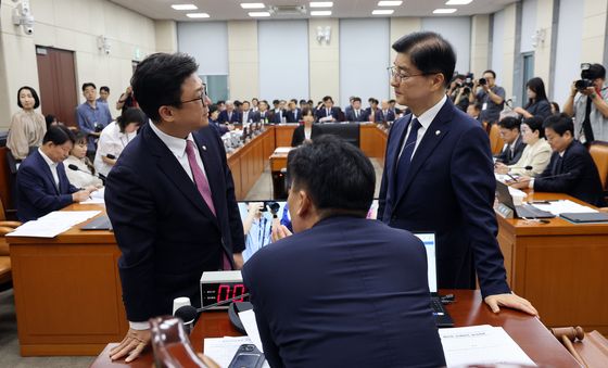행안위원장과 대화 나누는 與野 간사