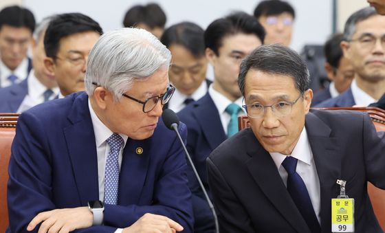 인사혁신처장과 대화 나누는 경찰청장 직무대행